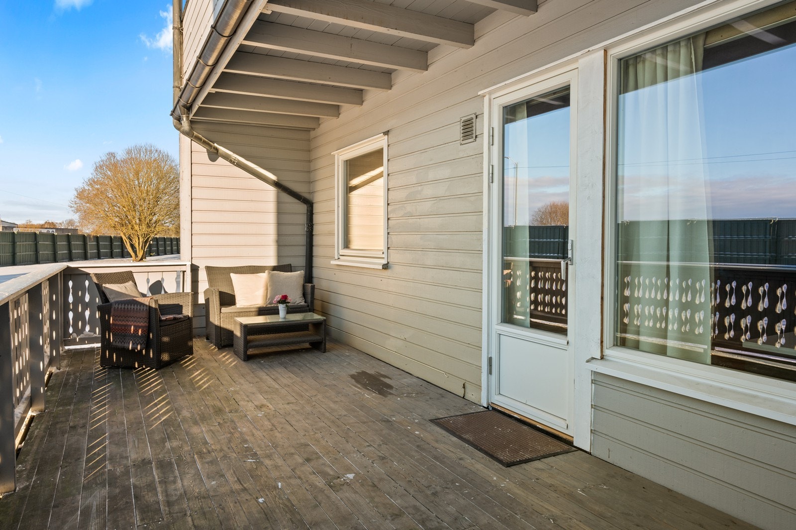 Verandaen på bakkeplan fungerer som en naturlig forlengelse av stuen. Galleribilde