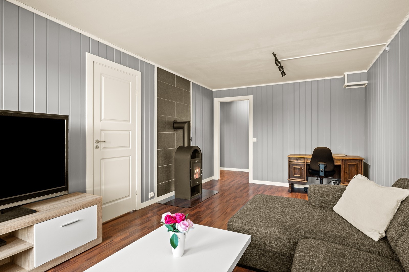 Det elektriske anlegget er gjennomgått av elektriker, med nye stikkontakter i stuen. Galleribilde