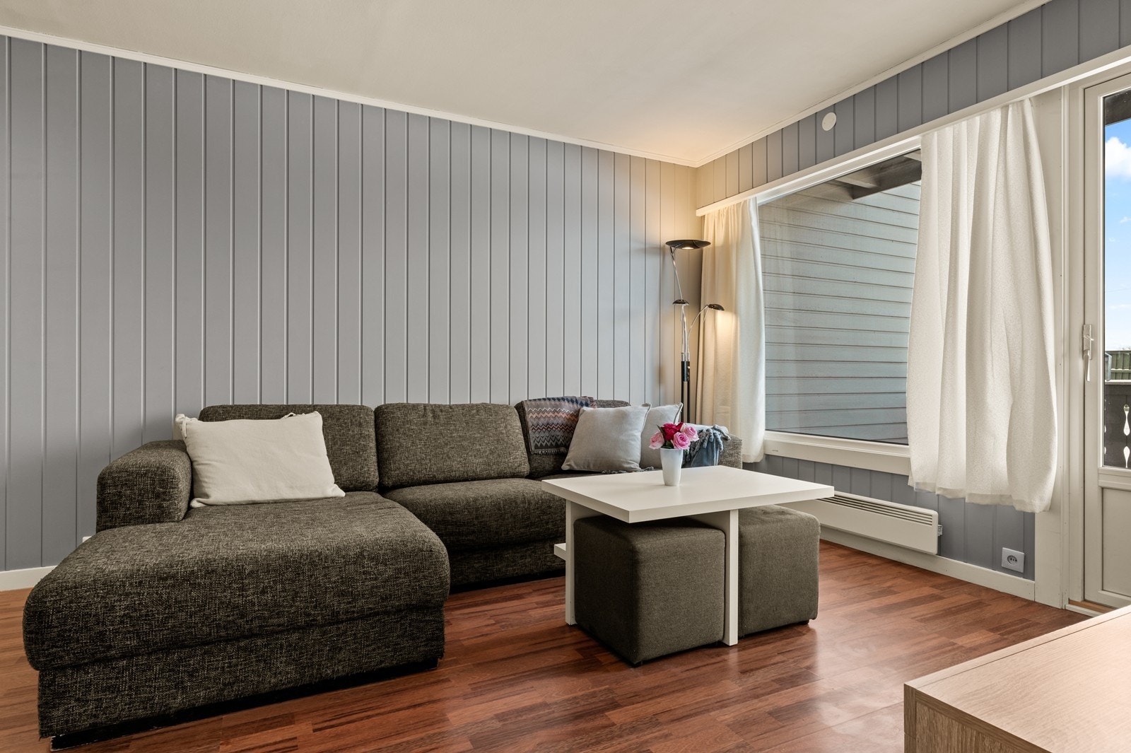 Vegger og tak i leiligheten ble sparklet og malt i 2025. Galleribilde