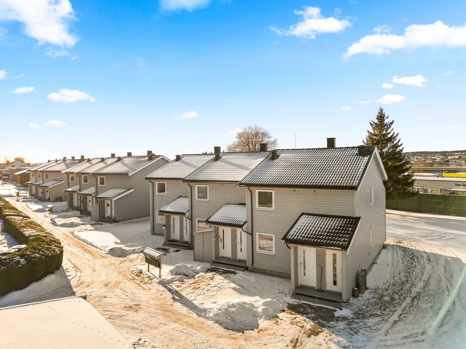 Området har enkel gateparkering og består av en blanding av rekkehus og blokkbebyggelse. Galleribilde