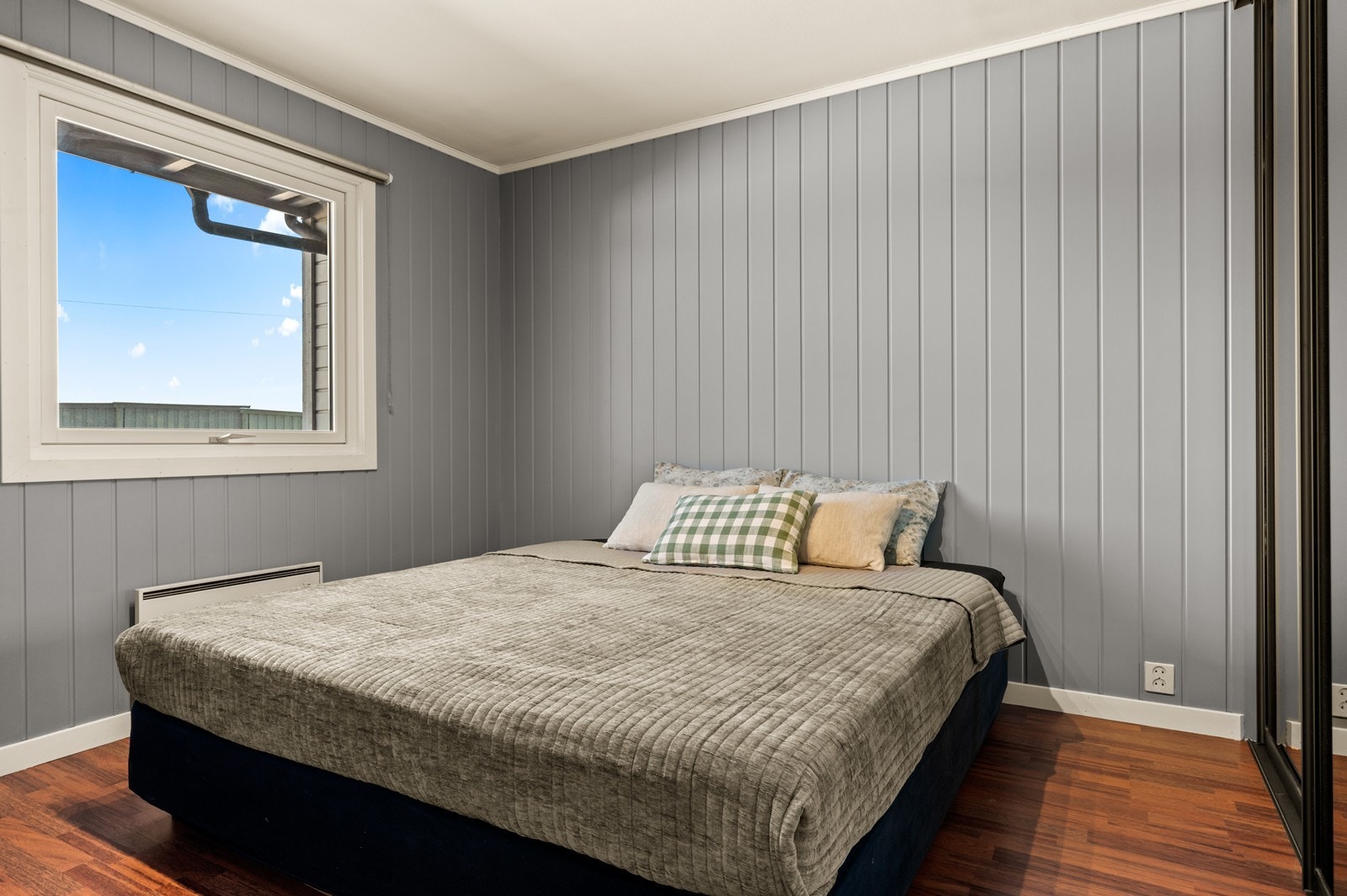 Soverommet har god plass til dobbeltseng og tilhørende møblement. Galleribilde