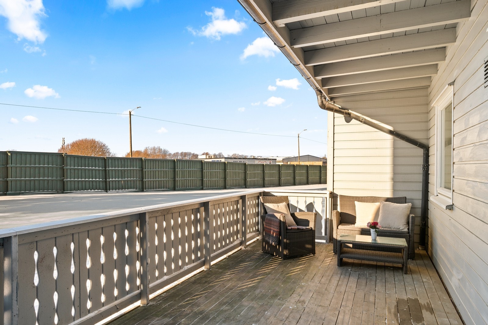 Verandadøren i tre er fra 2022 og gir direkte adkomst til uteplassen. Galleribilde