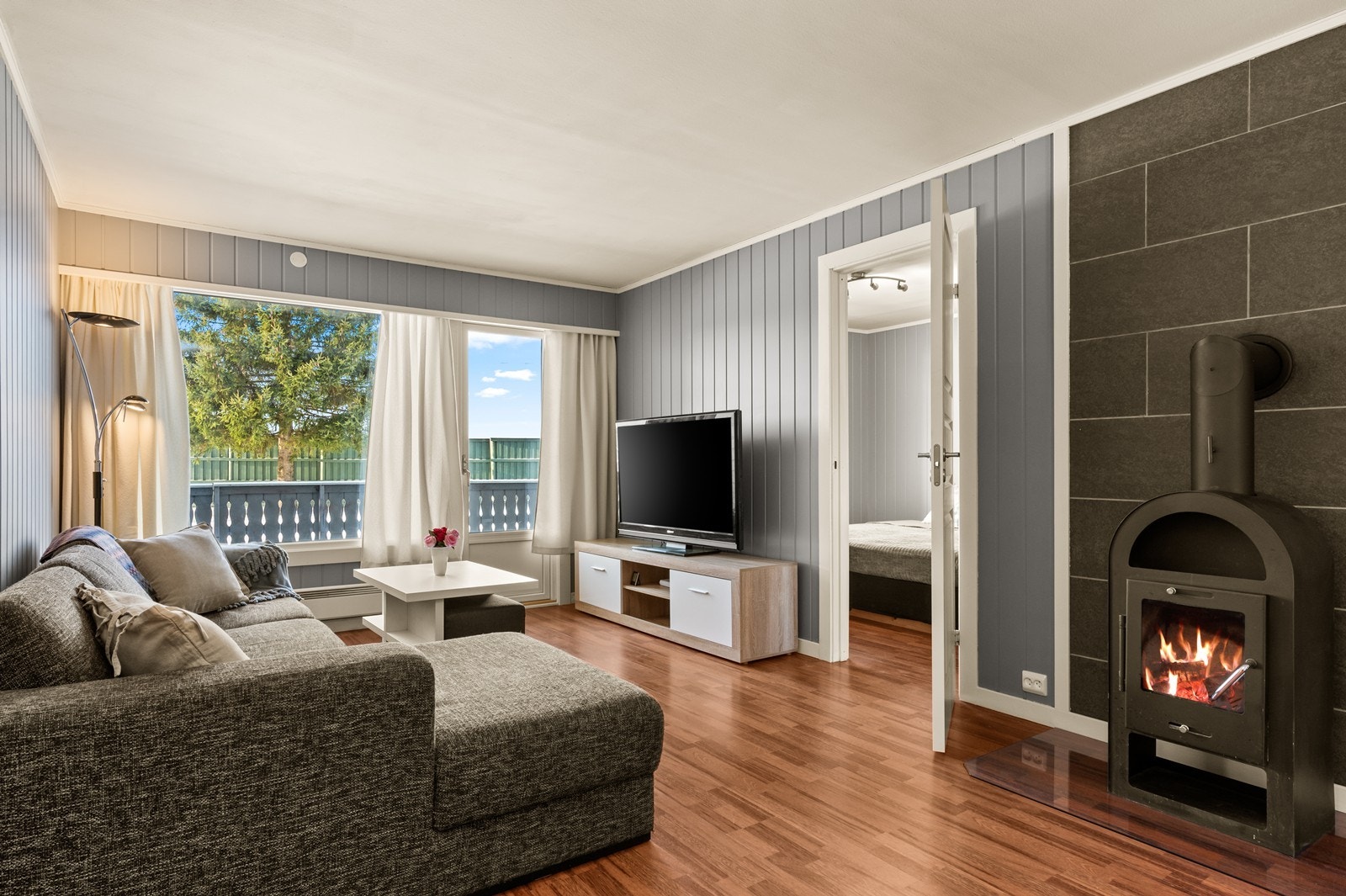 Stuen har en elementpipe med vedovn som en supplerende varmekilde. Galleribilde