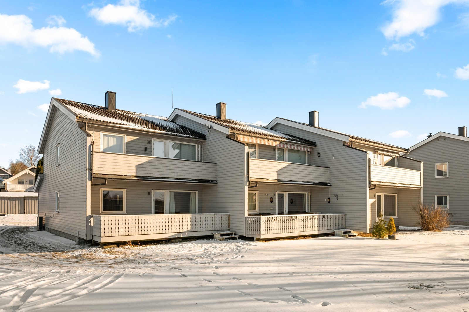 Leiligheten ligger i et veletablert borettslag fra 1983 med liggende trekledning. Galleribilde