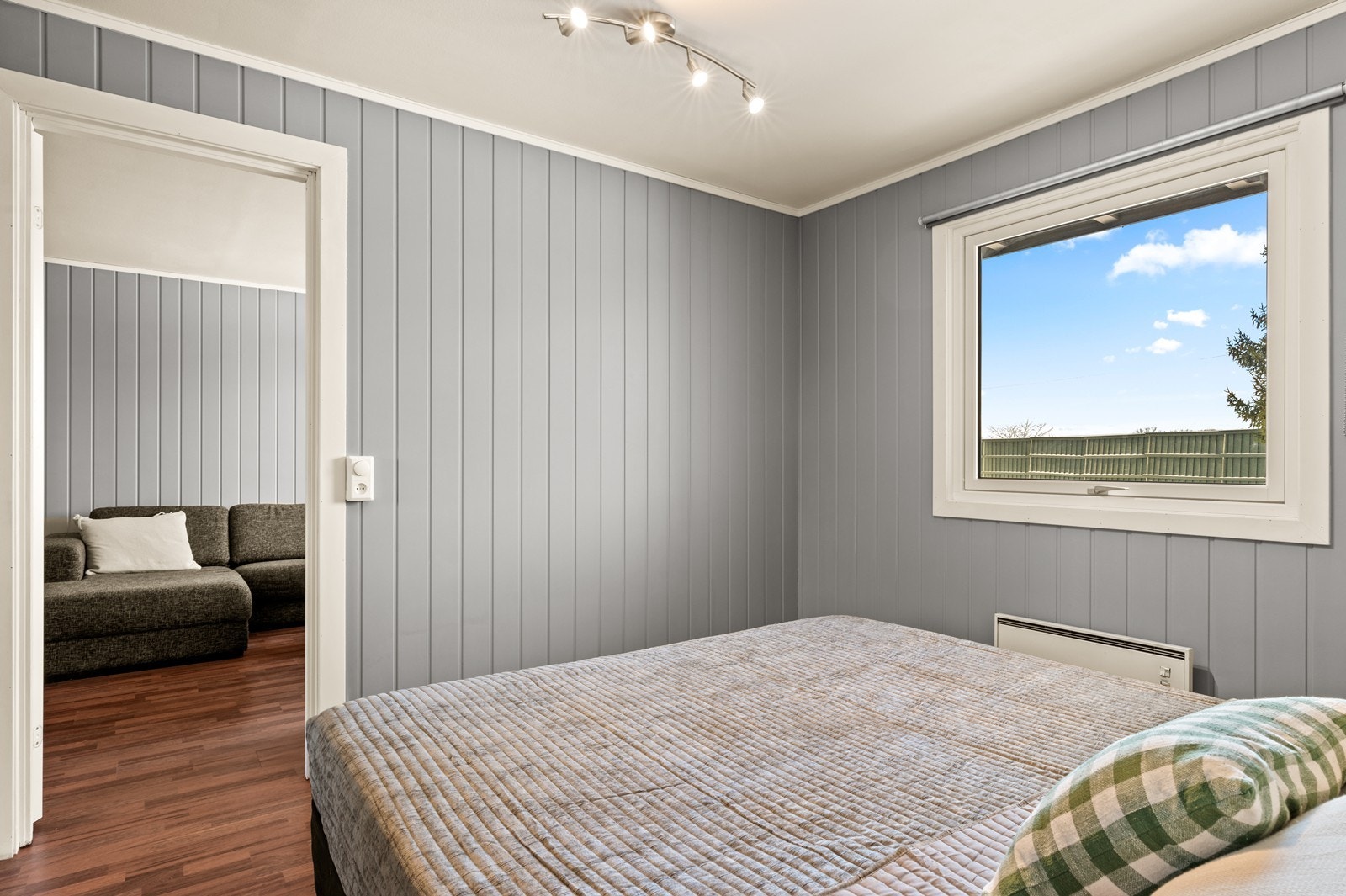 Soverommet har malte panelplater på veggene og laminat på gulvet. Galleribilde