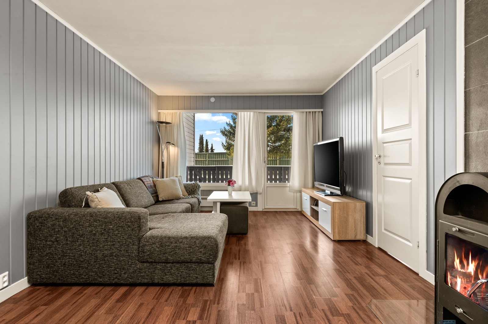 Fra stuen er det direkte utgang til en romslig veranda på 16 m². Galleribilde