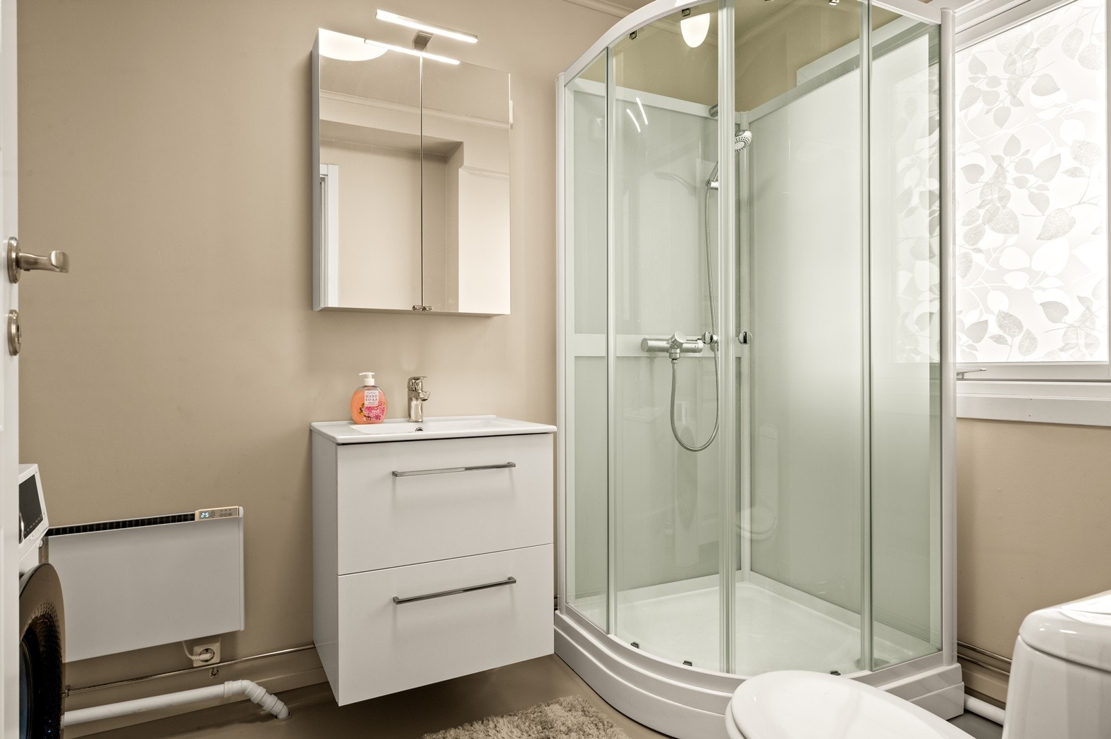 Badet er oppgradert med nytt dusjkabinett, ny servant og nye rør i 2025. Galleribilde