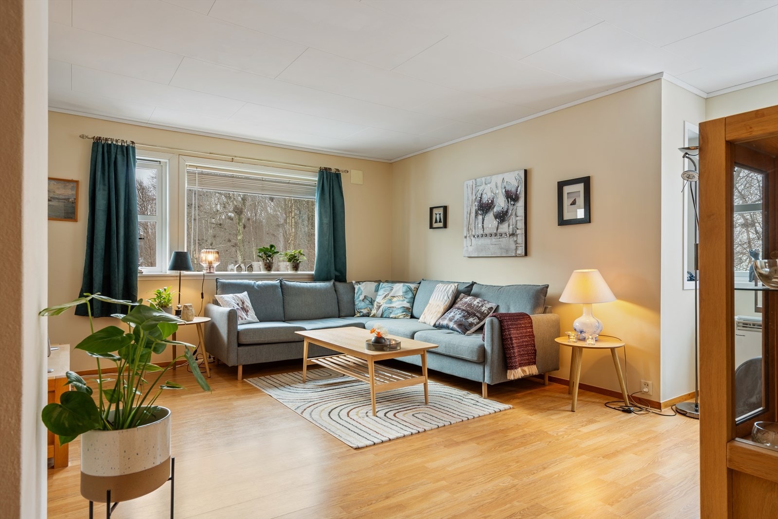 Lys og trivelig stue med god plass til sofagruppe og øvrig møblement. Galleribilde