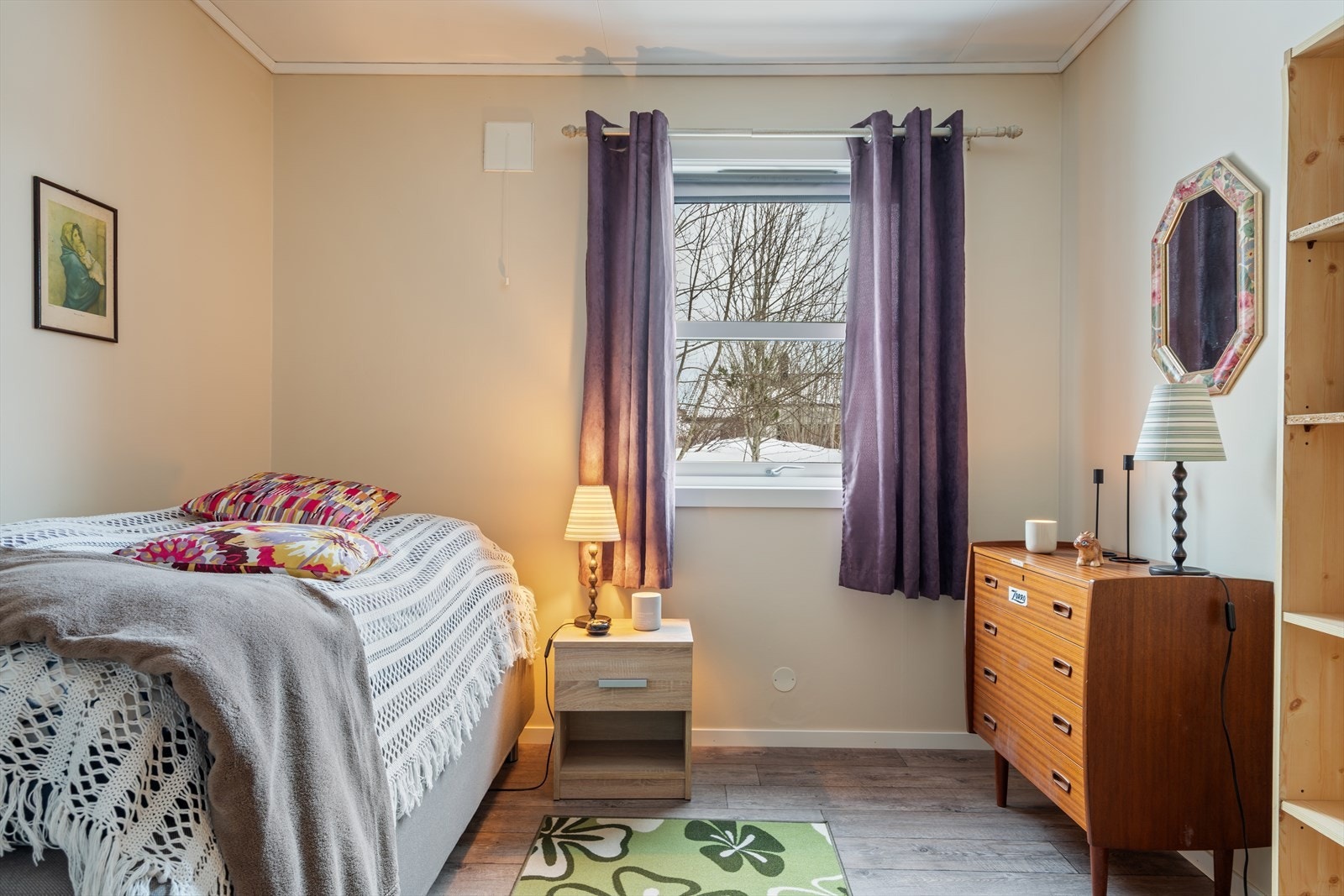 Leilighetens soverom er av god størrelse med oppbevaring i garderobeskap. Galleribilde