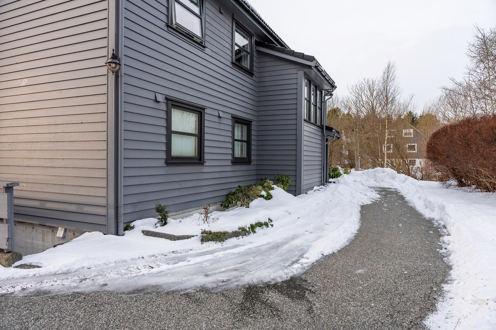 Det er asfaltert vei frem til bygget og trappefri adkomst inn til leiligheten. Galleribilde