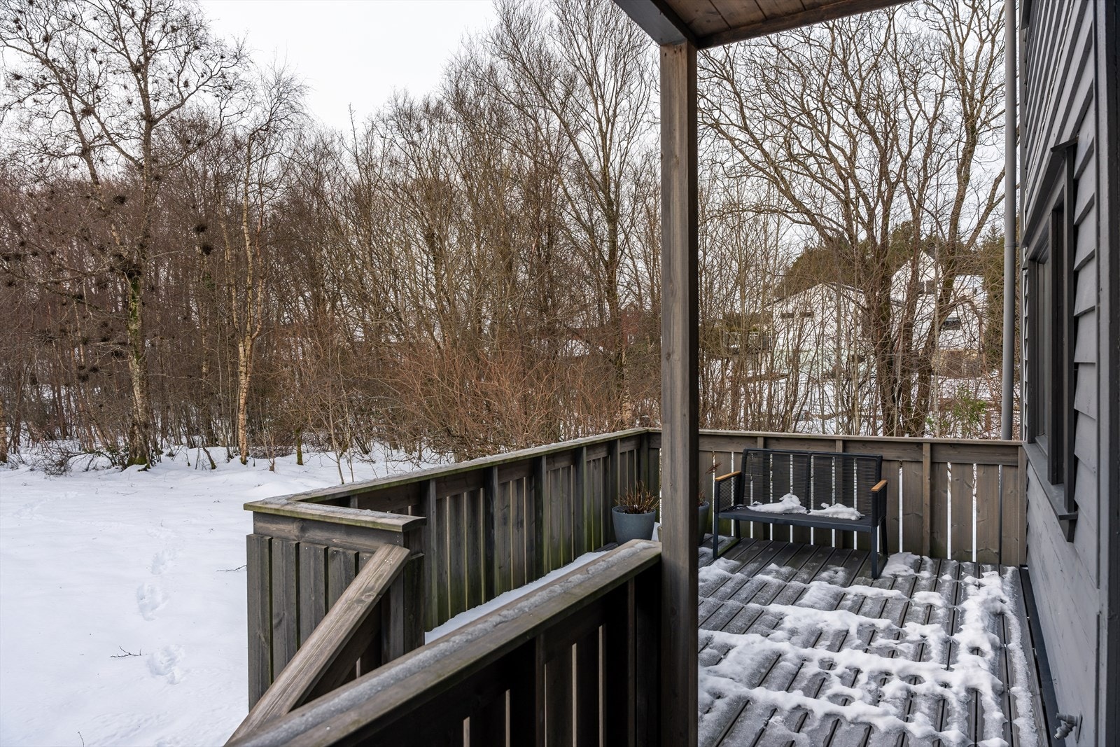 Leiligheten har en svært kjekk og romslig terrasse i forbindelse med stuen. Galleribilde
