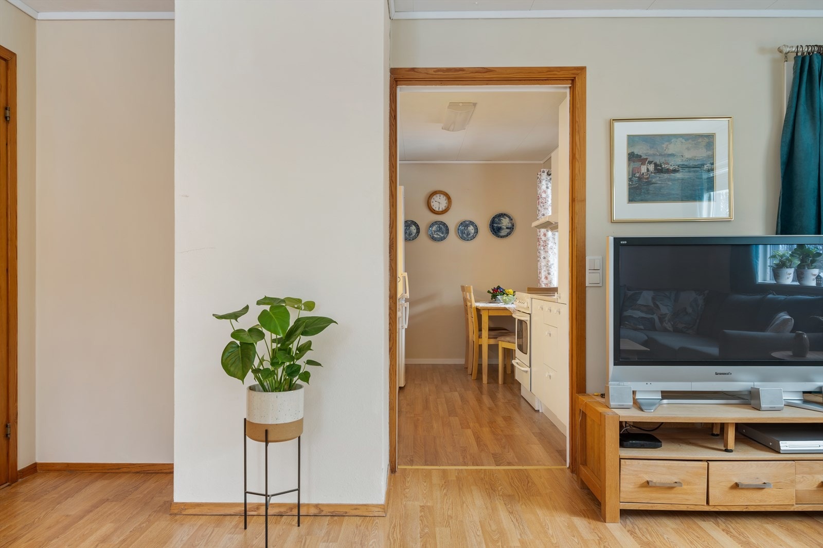 Fra stuen har en direkte inngang til kjøkkenet. Det er også pipe i bygget, med mulighet for vedovn. Galleribilde