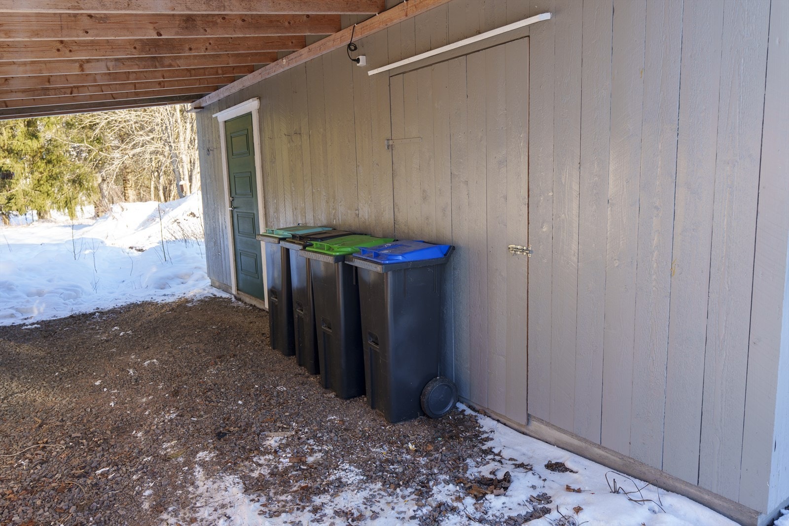 Uthuset består av 2 boder på 19m² og har inntilbygget carport. Galleribilde