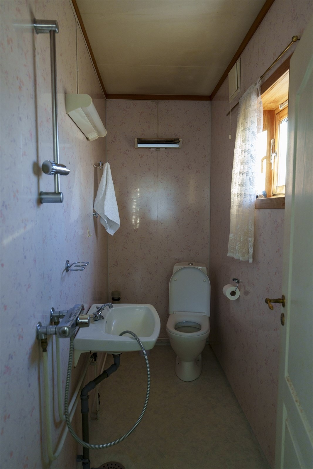 Baderommet har belegg på gulv, baderomsplater på veggene og oppvarming med stråleovn. Vegghengt vask og dusj, samt gulvstående toalett. Eldre baderom som har fått TG3 i tilstandsrapporten og som må oppgraderes for å tåle normal bruk etter dagens krav. Galleribilde