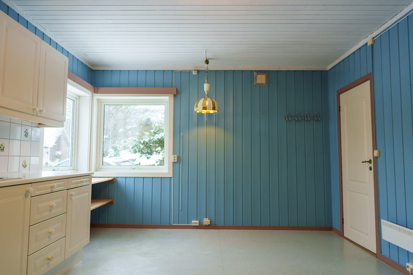 Boligen har et lyst separat kjøkken med plass til spisebord. Galleribilde