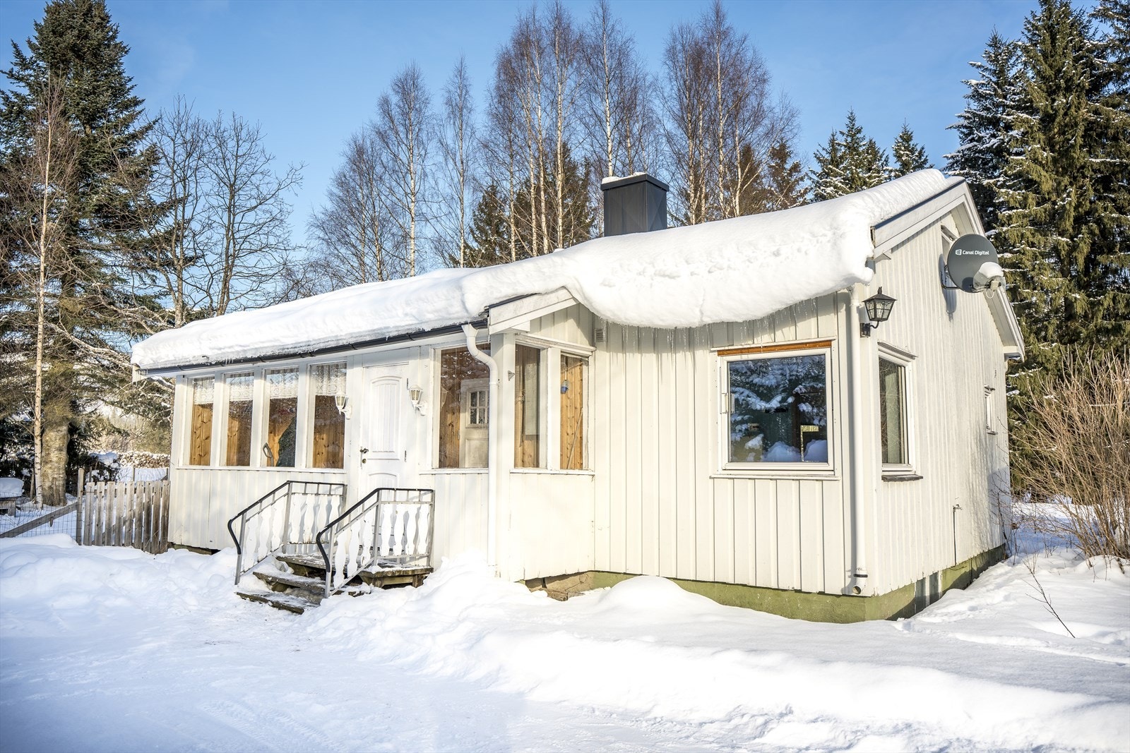Enkel bolig med noe etterslep på vedlikehold og oppgraderinger av enkelte bygningsdeler. Modernisering av isolasjon på loft i 2016: Fjernet kutterspon og tilført ny mineralull 150cm. Galleribilde