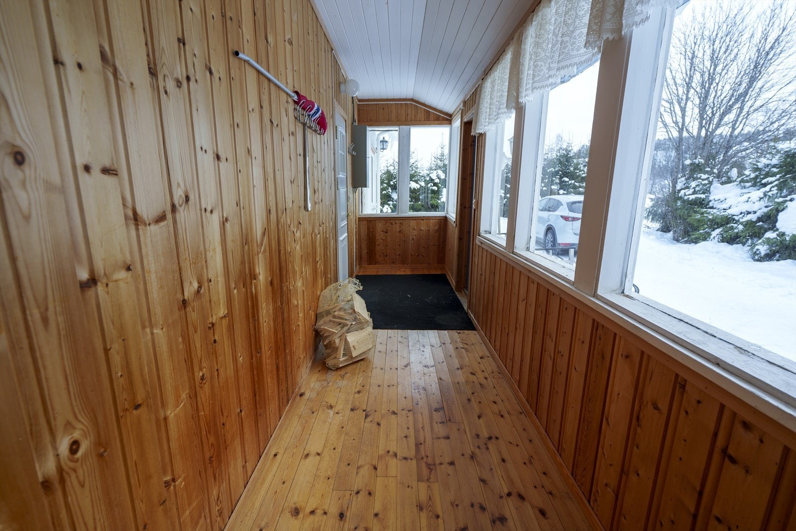 Her er det god plass til sko og oppheng av yttertøy. Montert sikringsskap på vegg som ble oppgradert med ny innmat i 2016. Galleribilde