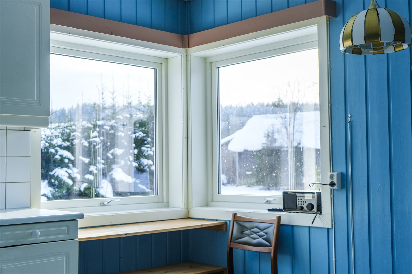 Kjøkkenet har store vinduer mot to ulike himmelretninger som gir fint lysinnslipp. Boligen har enkelte nyere vinduer fra 2013, 2016 og 2017. Galleribilde