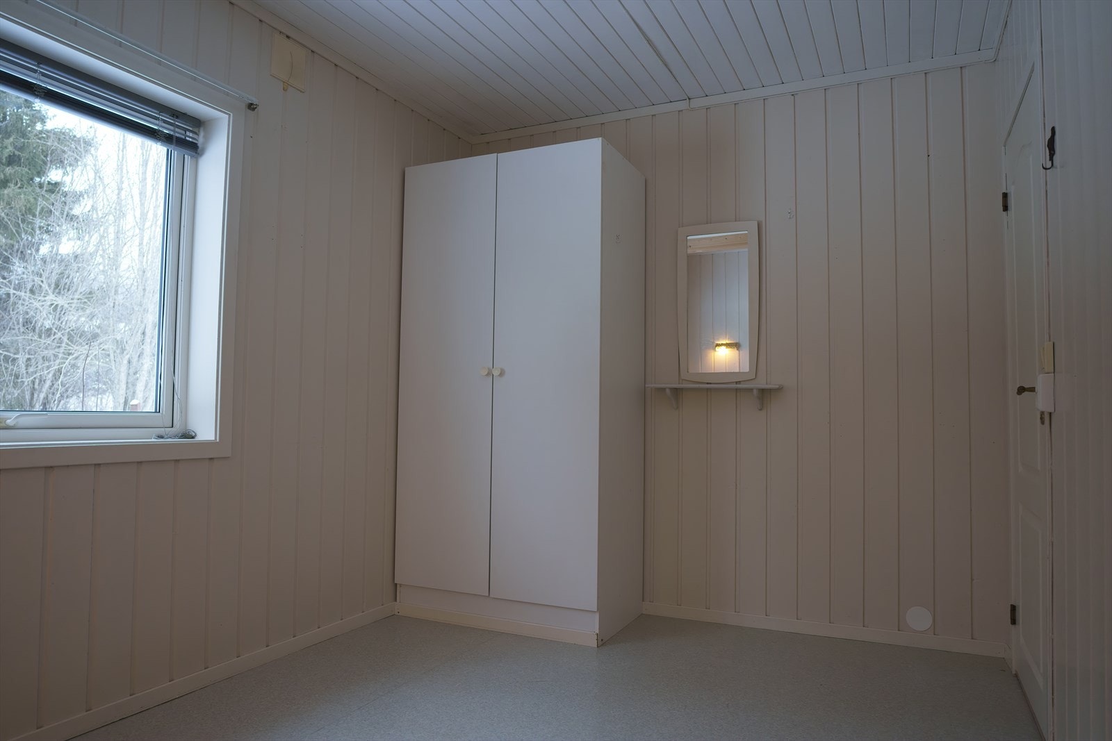 På soverommet er det plass til dobbeltseng med tilhørende nattbord, samt oppbevaringsplass i medfølgende garderobeskap. Galleribilde