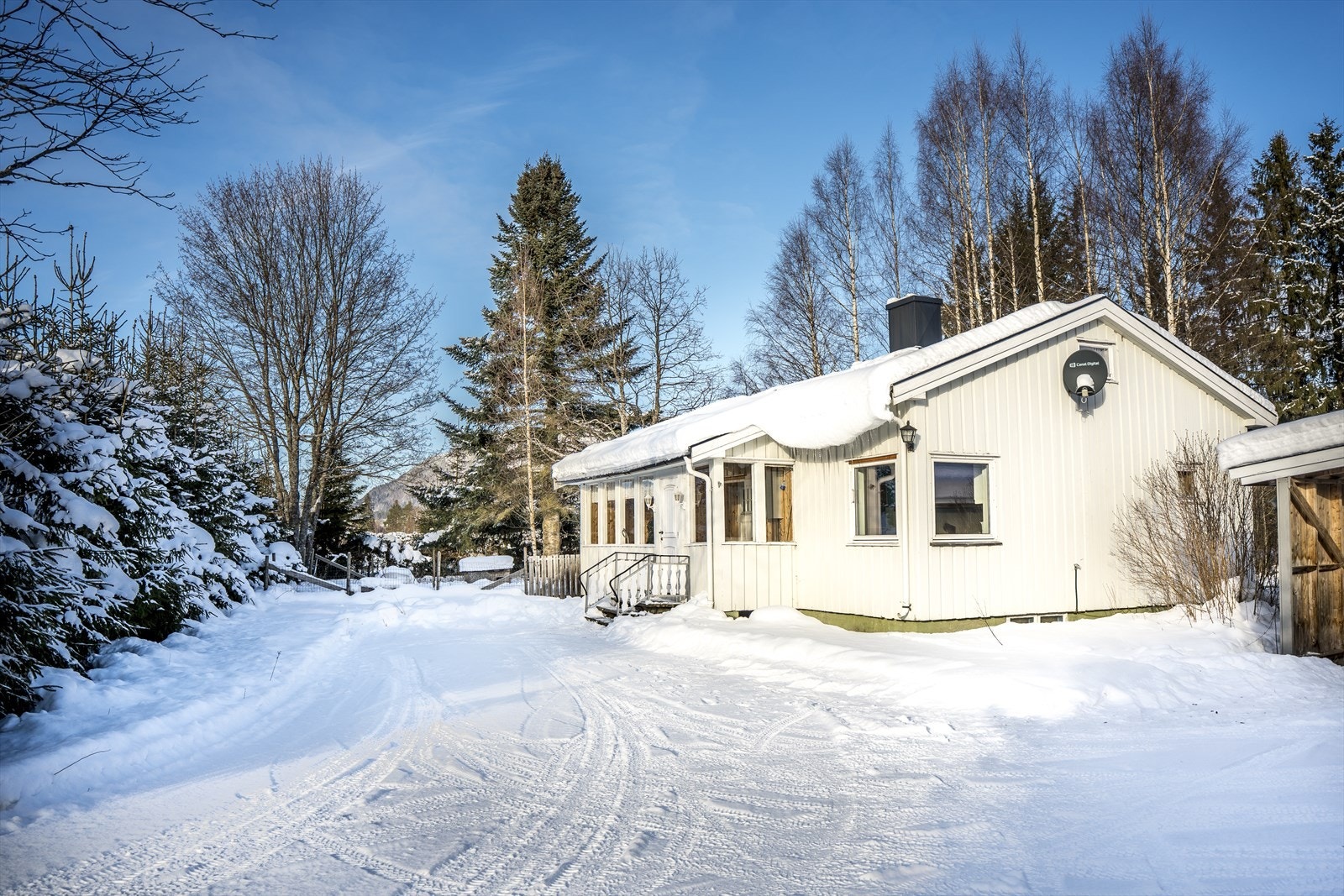 Eiendommen "Enger" er bebygd med en enebolig fra 1952 og et uthus med carport fra 2016. Galleribilde