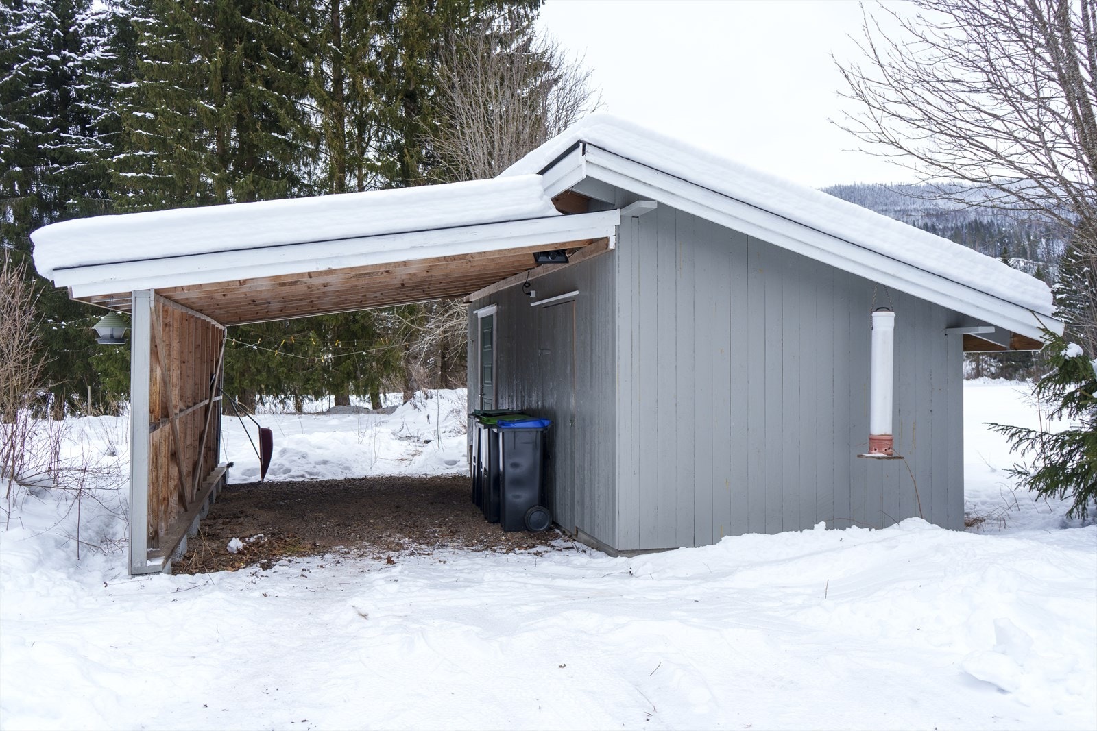 Eiendommen er også bebygd med et uthus med inntilbygget carport som ble restaurert i 2016 Galleribilde