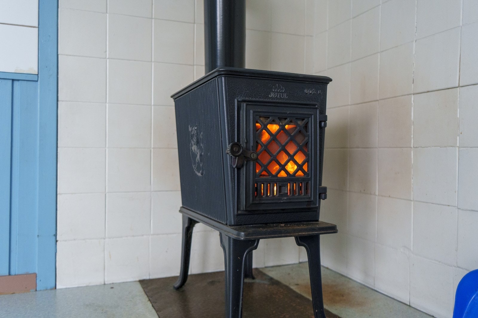 I hjørnet av kjøkkenet er det en sjarmerende vedovn fra Jøtul som gir god varme på kaldere høst- og vinterdager. Galleribilde