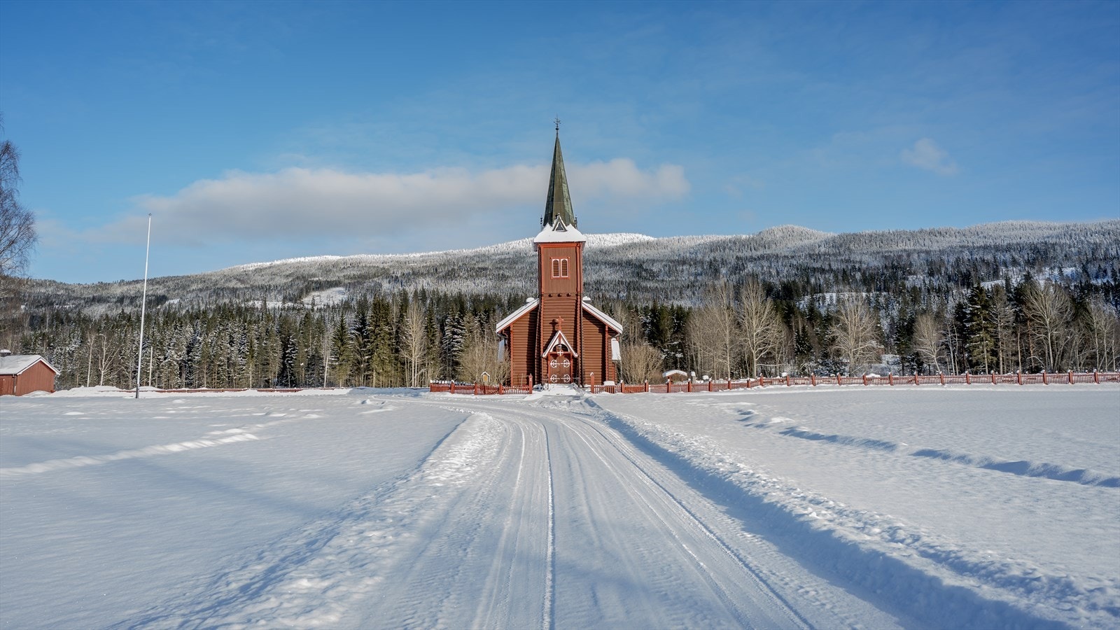 Eiendommen ligger like ved Evenstad kirke. Galleribilde