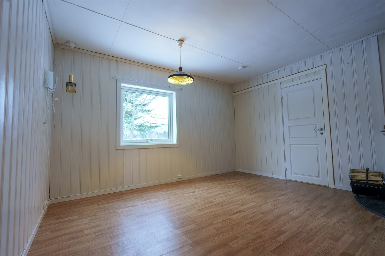 Stuen er det naturlig oppholdsrommet i boligen, og er et lyst rom med belegg på gulv og lysmalt panel på veggene. Galleribilde