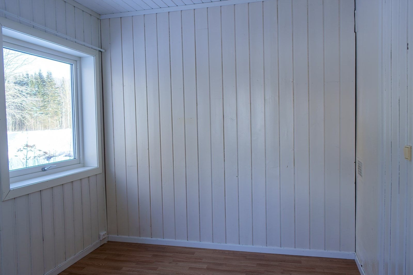 Soverom 2. Dette var tidligere en del av stuen, det er satt opp lettvegg og dør. Galleribilde