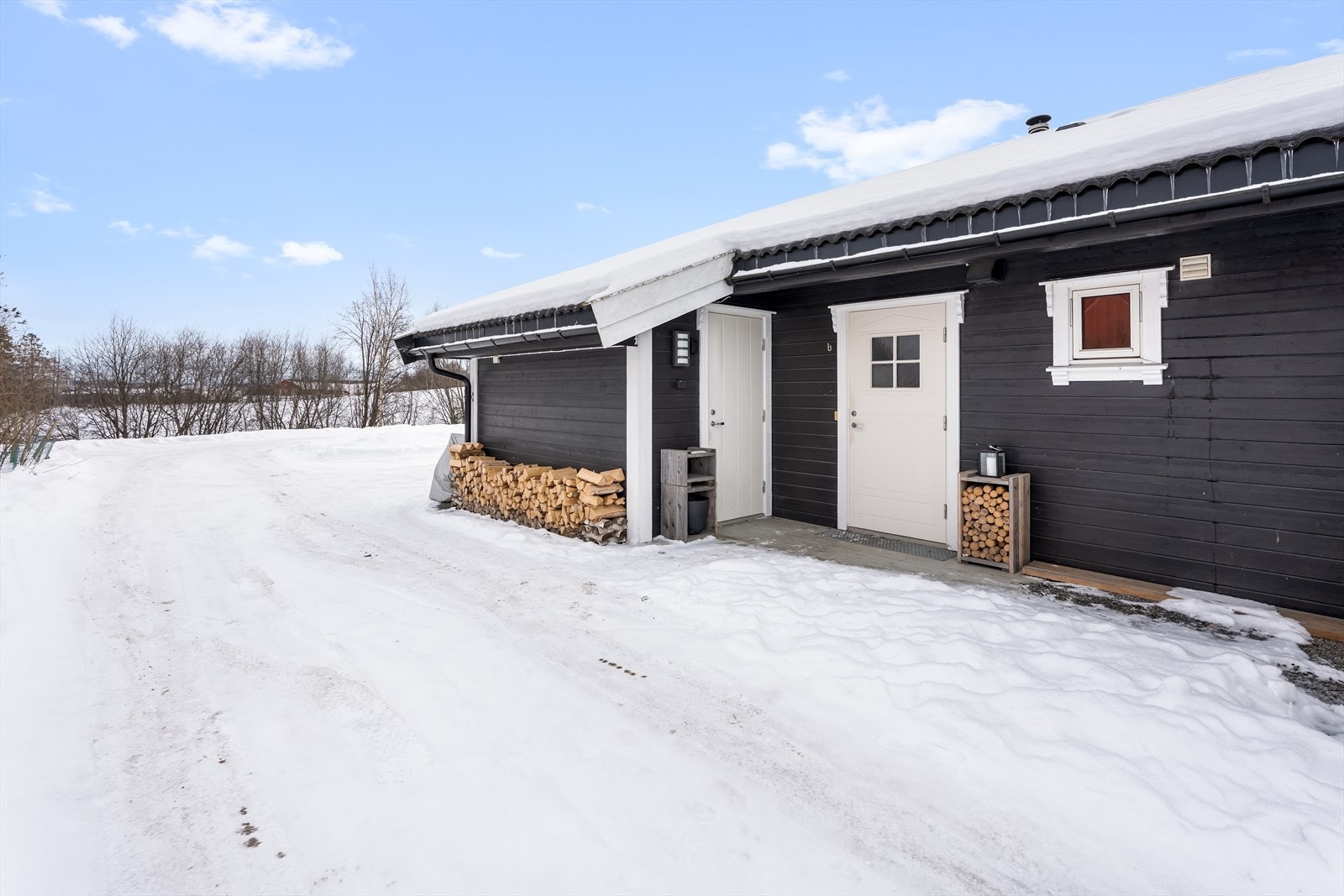 Boligen har egen utvendig bod til oppbevaring. Galleribilde