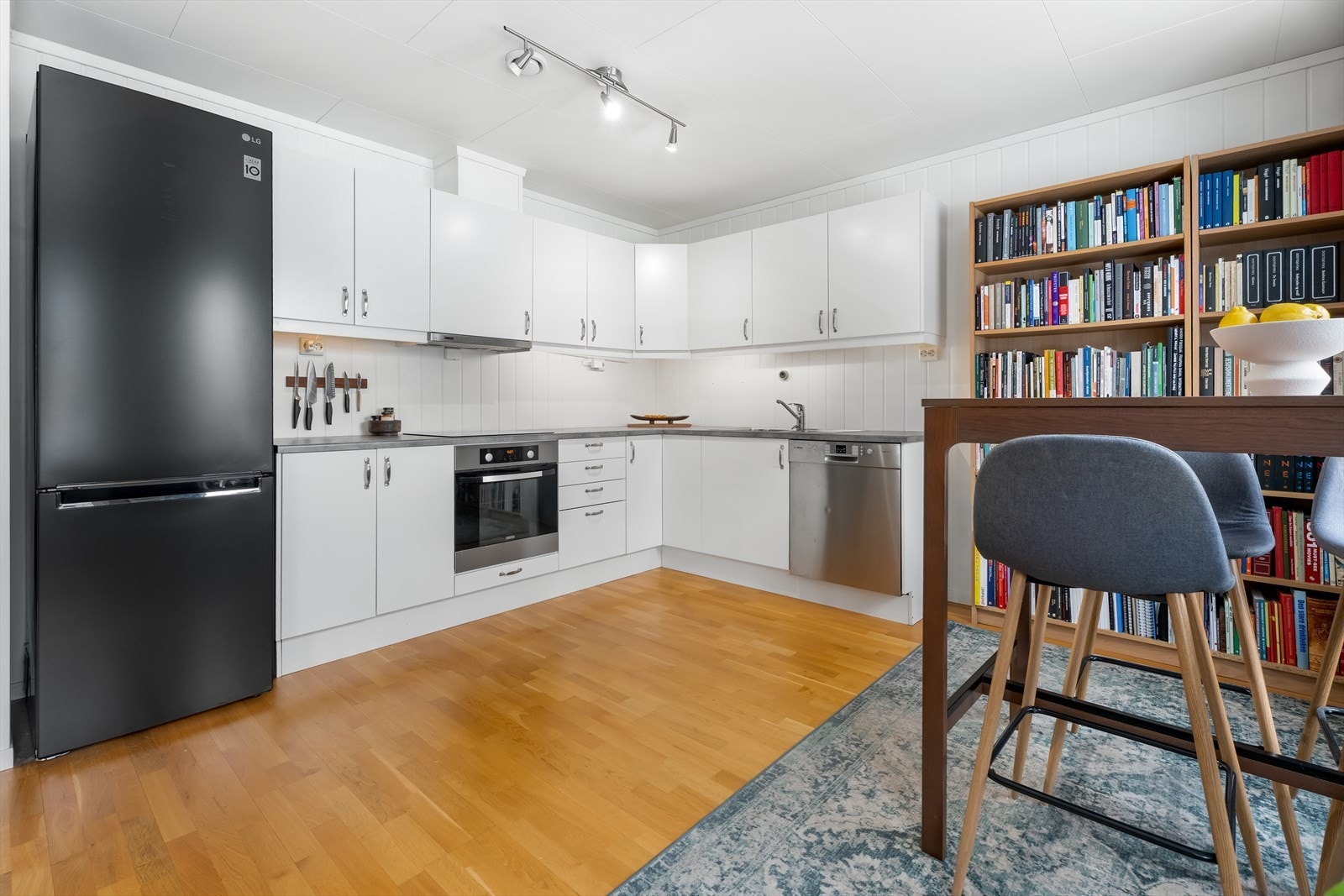 Kjøkkenet byr på god benkeplass og kan tilby gode matlagingsopplevelser. Galleribilde