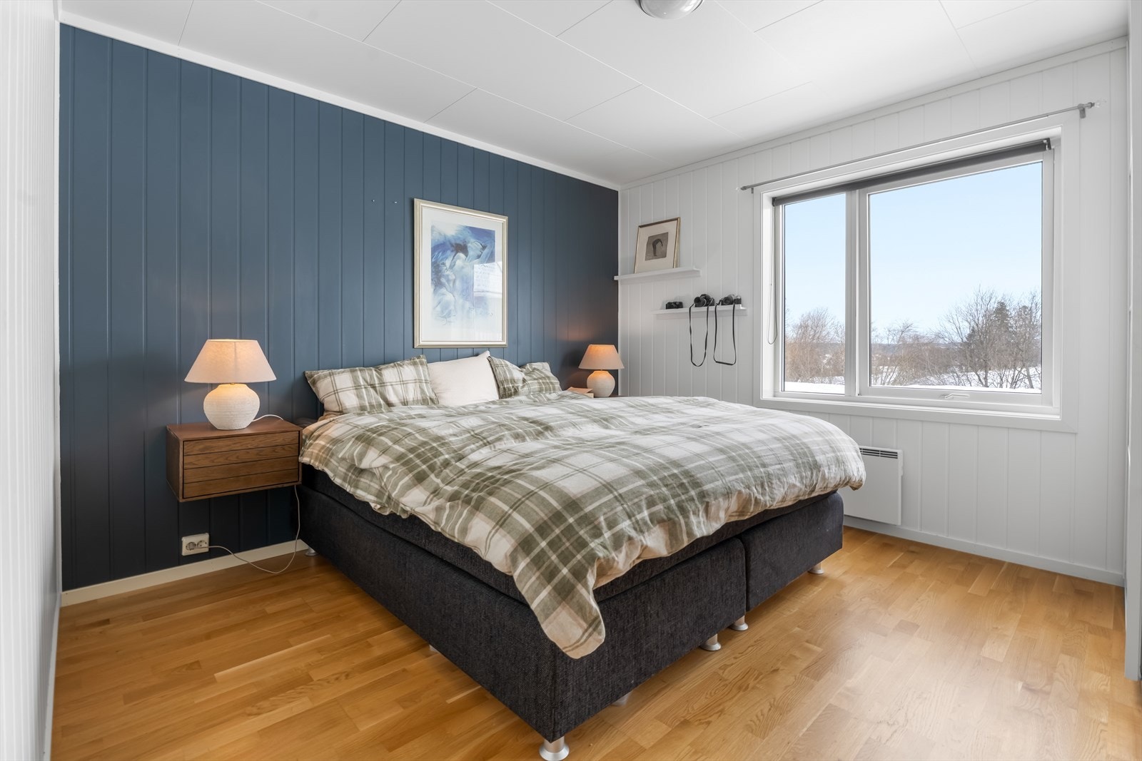 Hovedsoveromet er svært romslig, her har du plass til dobbelt seng, natt bord og klesskap. Galleribilde