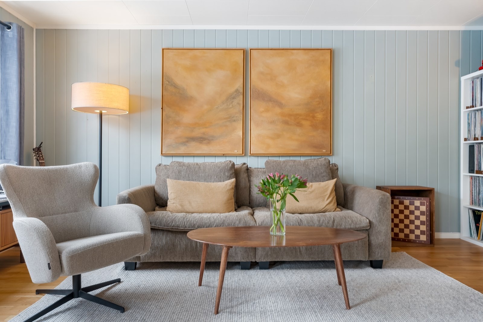 Innbydende og romslig stue i lune og delikate toner. Galleribilde