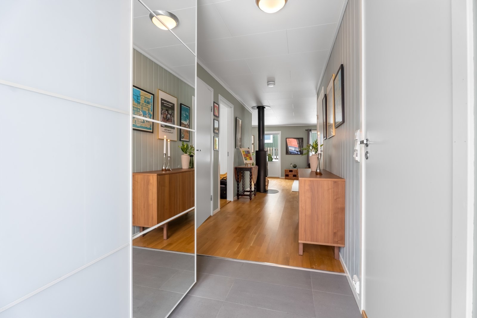 Innbydende entré med flislagt ganggulv med varmekabler og stort klesskap for oppbevaring av sko og yttertøy. Galleribilde