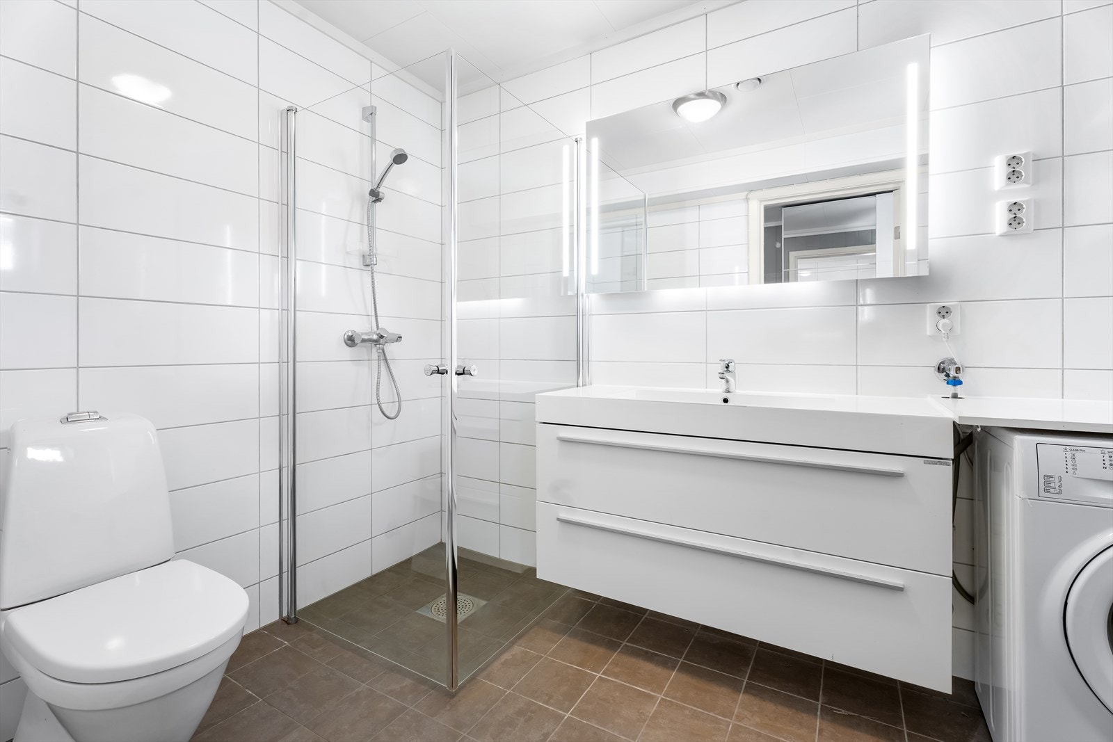 Baderommet er svært innbydende med fliser på gulv og vegg. Galleribilde