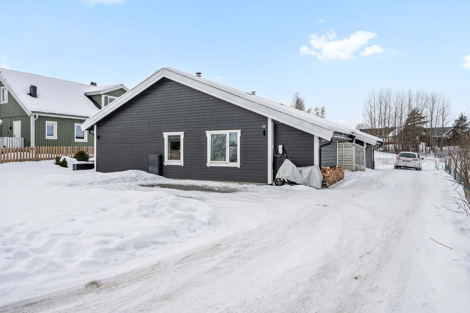 Boligen har 2 gode parkeringsplasser med egen oppsatt el bil lader. Galleribilde