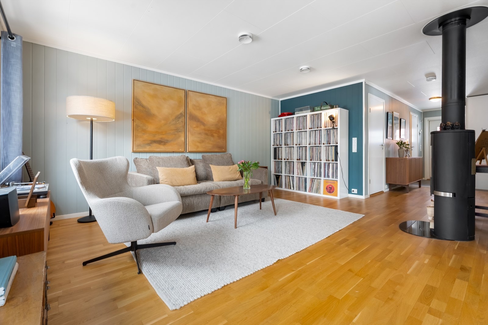 Boligen har en åpen planløsning som gjør det svært praktisk og du får en naturlig flyt mellom sonene. Galleribilde