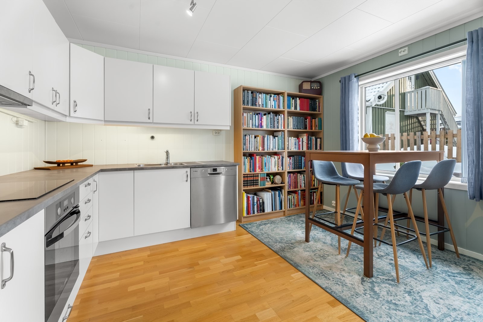 Moderne lyst kjøkken fra 2015 med integrert komfyr, platetopp og oppvaskmaskin. Galleribilde