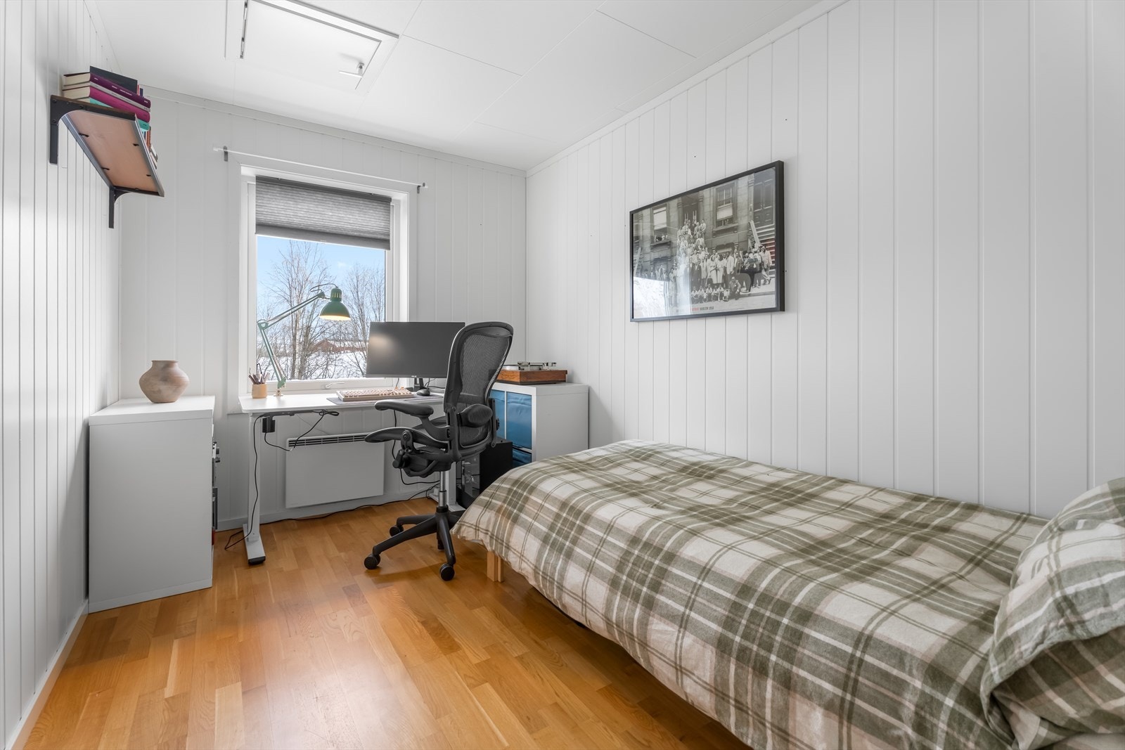 Soverom/kontor med flere møbeleringsmuligheter. Slipp fantasien løs og møbler etter eget behov. Galleribilde