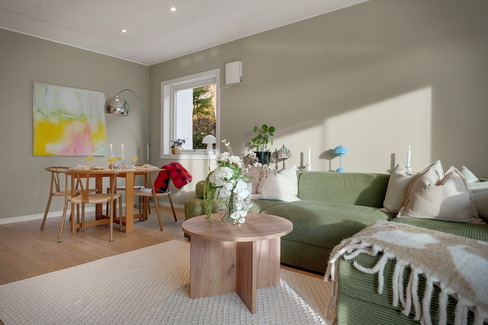 - Stuen måles til 22,5 m², og har god plass til både spisebord og sofagruppe i ulike soner - Galleribilde