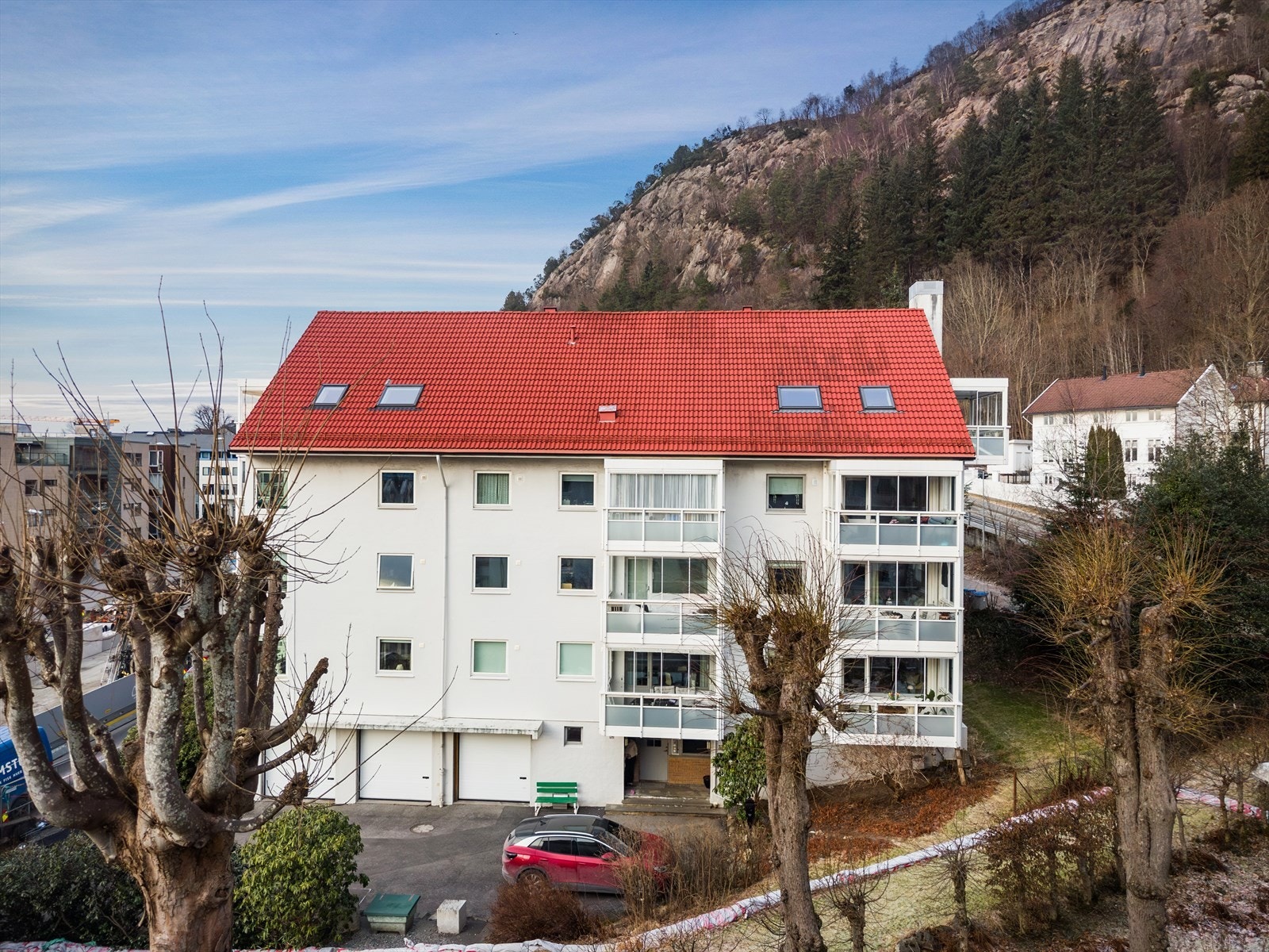 - Fra leiligheten er det kun 2 minutters gange til busstopp hvor totalt 11 ulike linjer går - Galleribilde