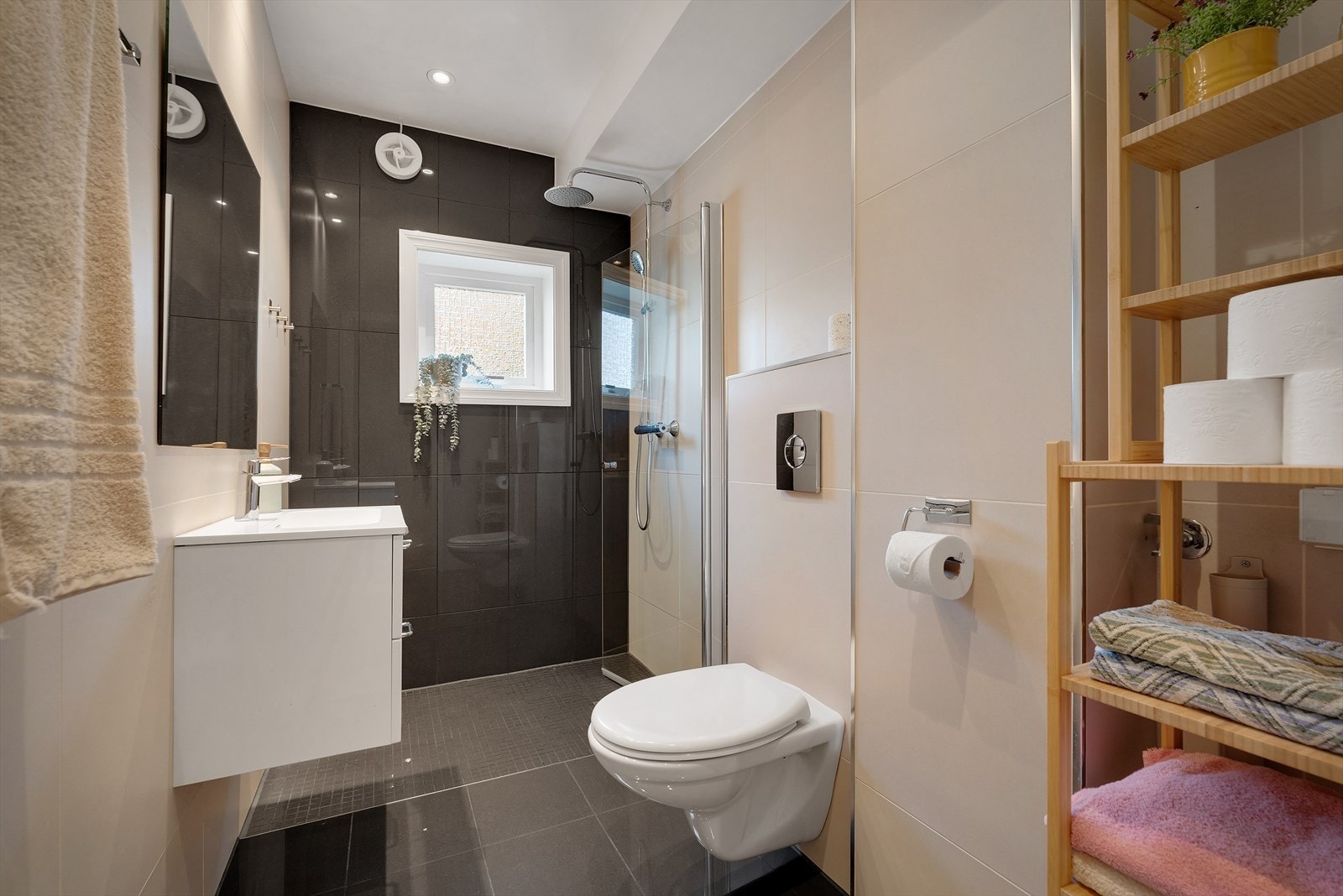 - Helfliset baderom med behagelig varme i gulvet - Galleribilde