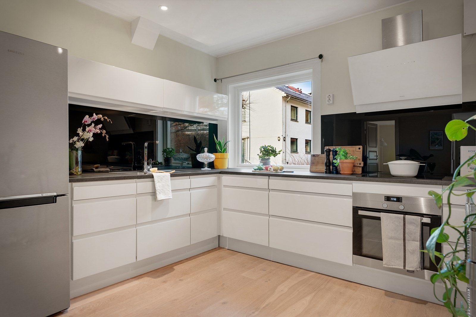 - Kjøkkeninnredningen er levert av kvalitetsleverandøren HTH - Galleribilde