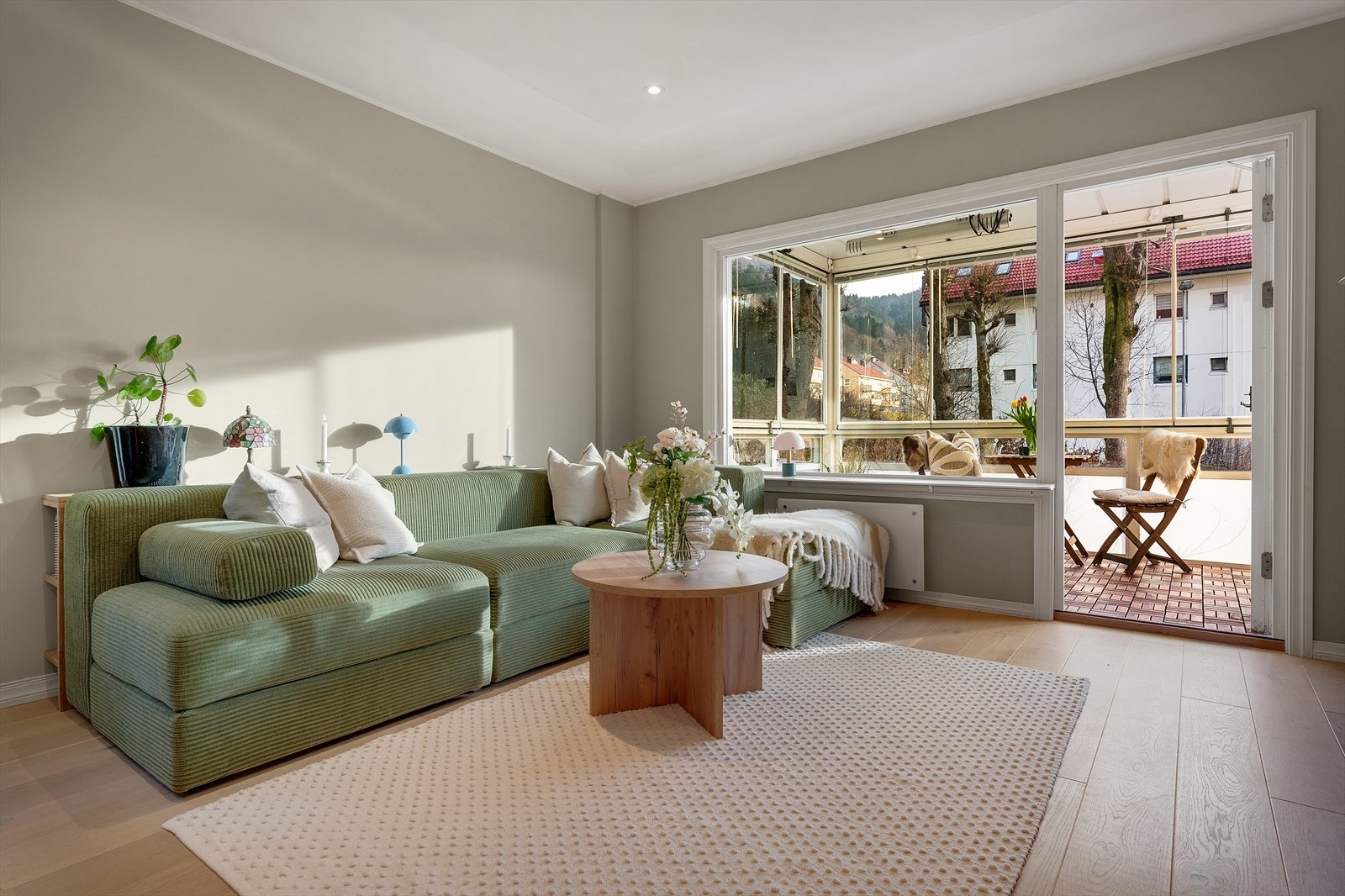 - De store vindusflatene i stuen sørger for rikelig med verdifullt lysinnslipp fra to himmelretninger - Galleribilde