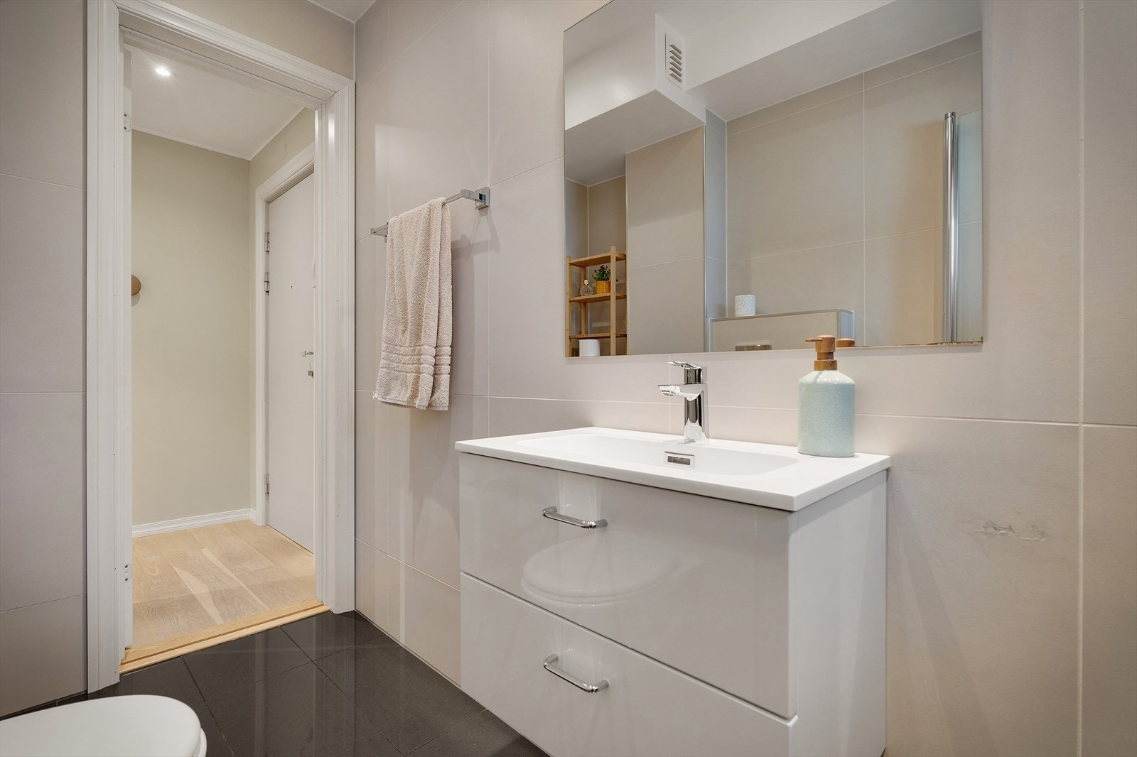 - Badet byr på gode kvaliteter som regnfallsdusj, innfellbar dusjdør og god plass til oppbevaring av hverdagslige ting - Galleribilde