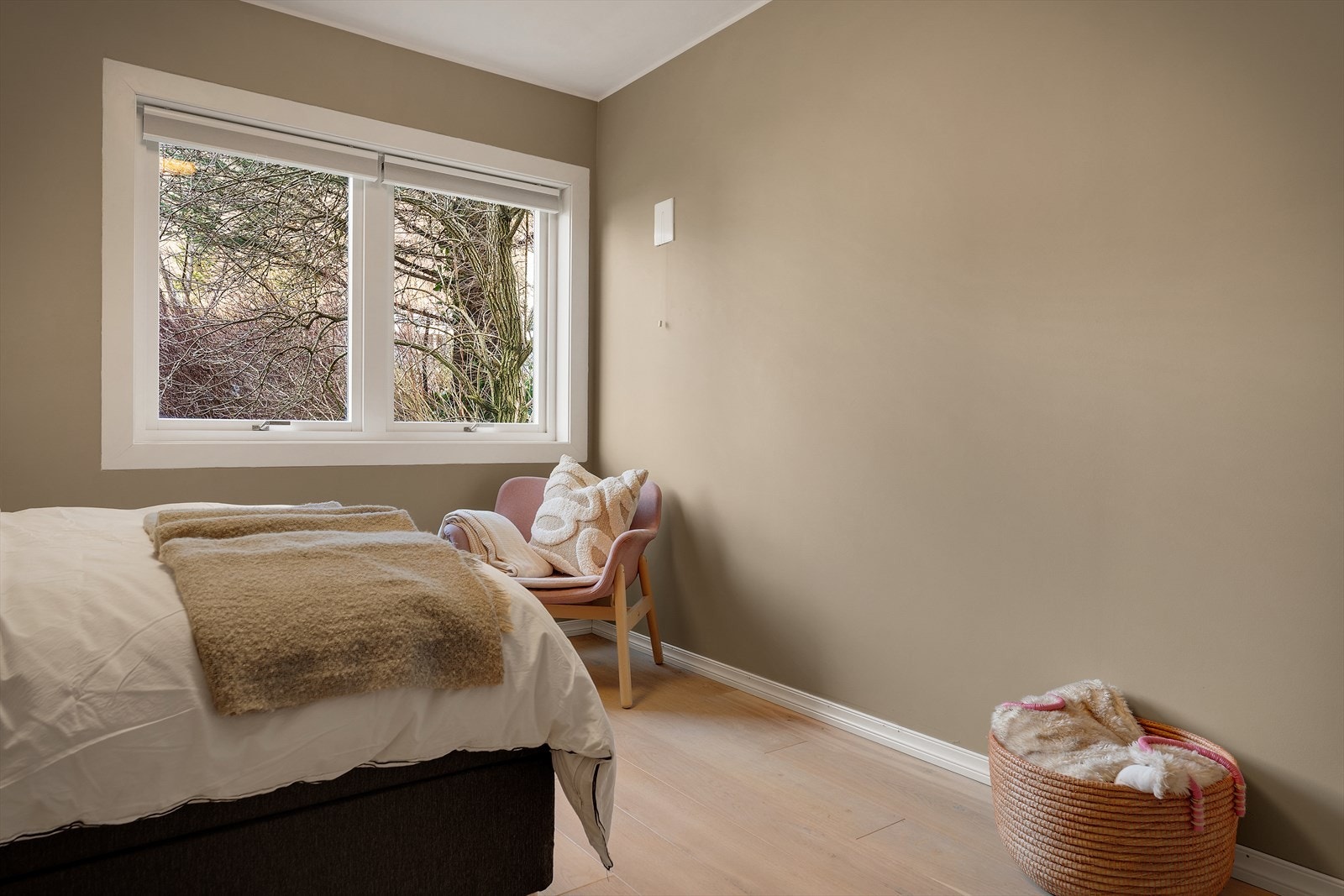 - Leiligheten har gjennomgående 1-stavs parkettgulv som sørger for et nydelig helhetsinntrykk - Galleribilde