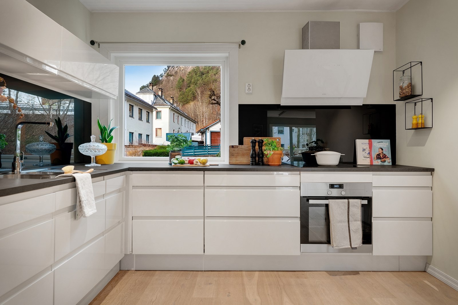 - Tidløs kjøkkeninnredning med slette fronter og benkeplate i laminat - Galleribilde