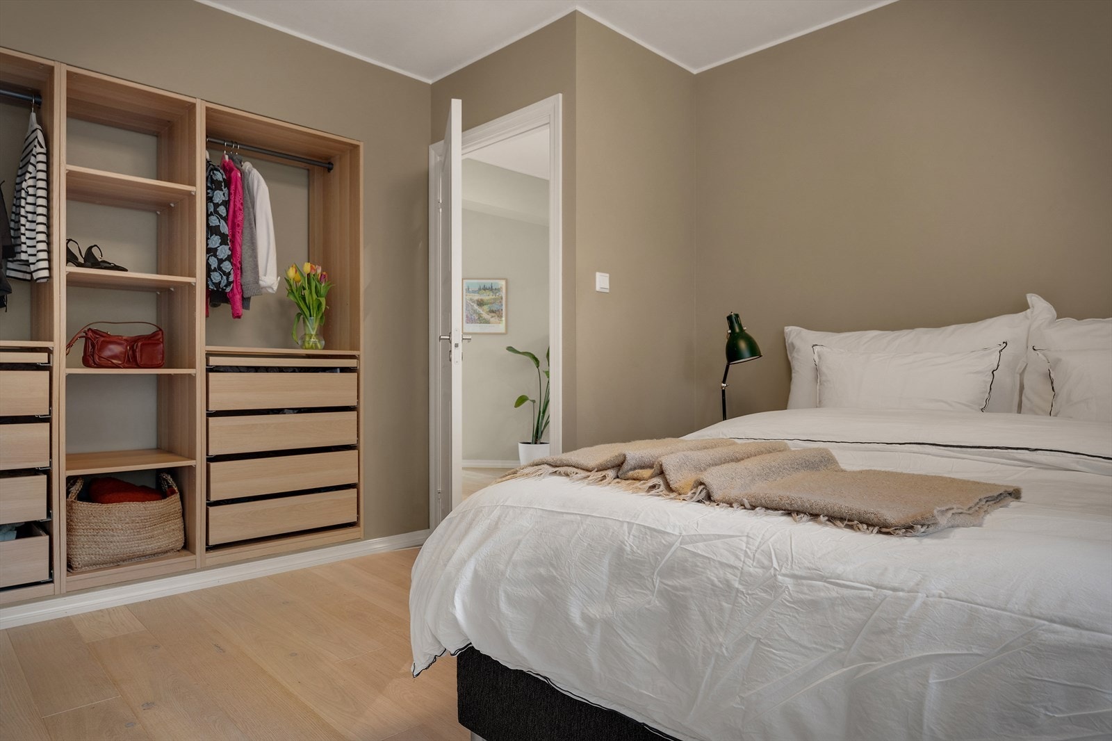 - Den plassbygde garderobeløsningen gir god lagringsplass og et sømløst uttrykk - Galleribilde