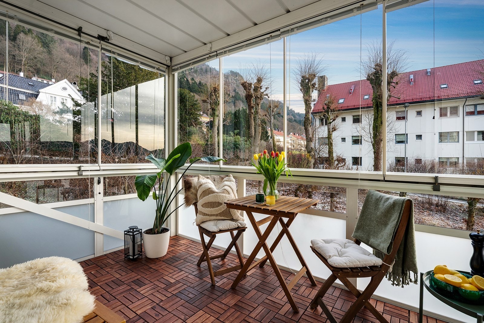 - Den innglassede balkongen blir som en fin forlengelse av stuen som kan brukes uansett vær - Galleribilde