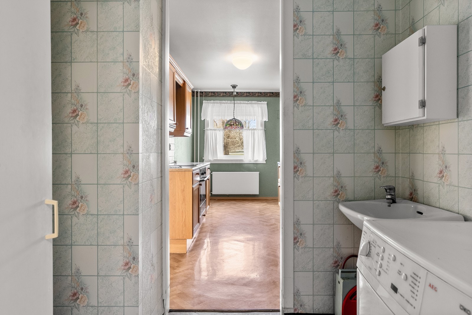 Et eget vaskerom med servant og opplegg for vaskemaskin forenkler klesvasken. Galleribilde